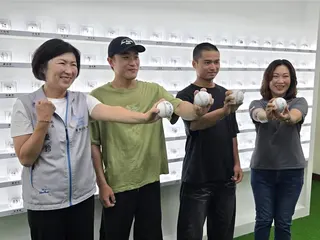 揮別普悠瑪事故陰影，台東好手王羽飛（左二）今年入選中職選秀名單，台東縣長饒慶鈴（左一）、議長吳秀華（右一）等人20日齊聚台東棒球場，一同為王羽飛及入選U15國手的弟弟王羽翔（右二）加油打氣。（蔡旻妤攝）