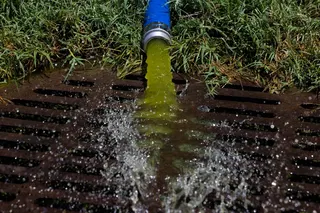 6月20日：林肯纪念堂倒影池底部浑浊的水被排出，池水因藻类滋生而变绿。（图取自法新社）