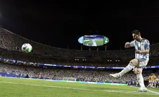 阿根廷球星梅西（Lionel Messi）首場出賽就上演帽子戲法。（新華社）