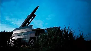 東風系列導彈在夜色下於野外完成發射準備。(視頻截圖)
