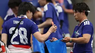 美國德州阿靈頓達拉斯球場FIFA世界盃F組日本對荷蘭賽事結束後，兩名日本男球迷在收集垃圾（14/6/2026）