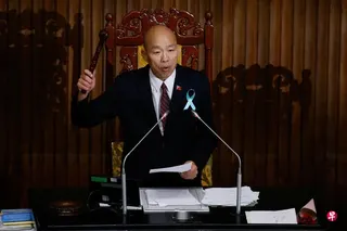 台湾立法院长韩国瑜星期六晚起率领跨党派立委访问美国。图为韩国瑜5月8日在立法院宣布三读通过总值7800亿元新台币的特别国防预算。 （路透社）