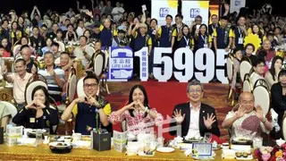 ：《守护热线，你我开始》爱心筹款午宴圆满举行，吸引约400名爱心人士共襄善举。左起为黄凤翔、翁隆秋、张念群、林福山、施丰前。