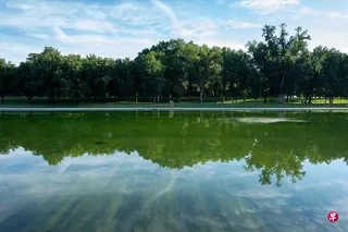 在华盛顿特区的林肯纪念堂倒影池底部新涂的蓝色油漆已剥落，池底可见藻类，清理工作仍在进行中。 （法新社）