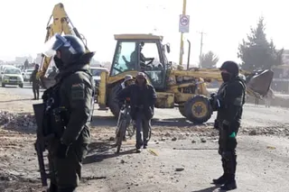 Police and military forces clear road blocks in El Alto