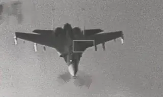 台國軍F-16以「狙擊手」標定莢艙拍下的解放軍殲16，資料照。(圖／台國防部提供...