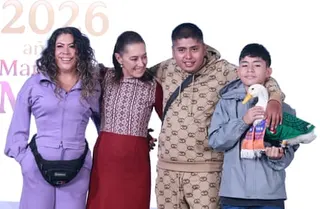 The owners of Merlin the duck, Karla Gómez, Carlos Gómez and Christian Gómez with Mexico’s president, Claudia Sheinbaum (second left)
