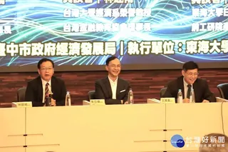 台大經濟學系名譽教授林建甫(左1)建議企業善用AI機器人與自動化工具降低成本、提升效率。(圖/東海大學)