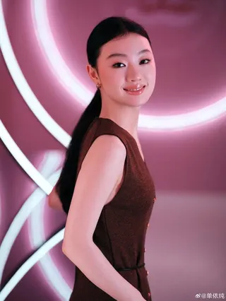 繼未獲授權演唱歌曲「李白」之後，單依純又被指舞台設計疑抄襲安室奈美惠MV。（取材...