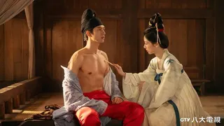 「錦繡芳華」中，李現(左)難得裸露健壯胸肌，楊紫為其擦藥。圖／八大電視提供