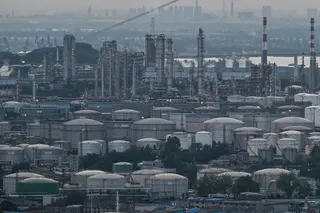南京的一家炼油厂，摄于上月。战争期间，中国的炼油厂一直维持运转。