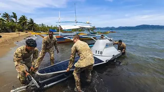美國國防新創公司Seasats的光魚無人船，2025年在關島與菲律賓之間的西太平洋，遇見共軍大型驅逐艦。（美國科學類媒體Atoms Not Bits影片截圖)