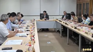 游盈隆(中)今天下午到宜縣選舉委員會召開九合一選舉宜蘭縣選務工作會議。(記者游明金攝)