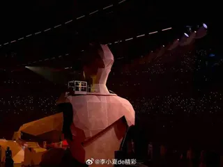 陳小春的舞台設計被網友吐槽「真的找不到人」。（取材自微博）