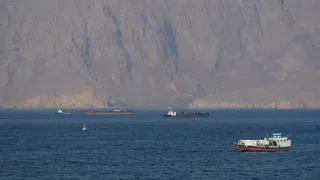 圖為荷莫茲海峽內的船隻及油輪。（路透社）