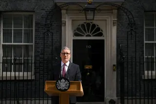 周一，英国首相斯塔默在唐宁街10号外发表讲话。