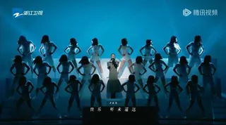 單依純「好想談戀愛」舞台畫面。（取材自微博）