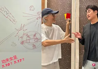 周星驰（右图左）邀请到宋康昊客串《功夫女足》，并晒出手绘图透露上映日期。 （互联网）