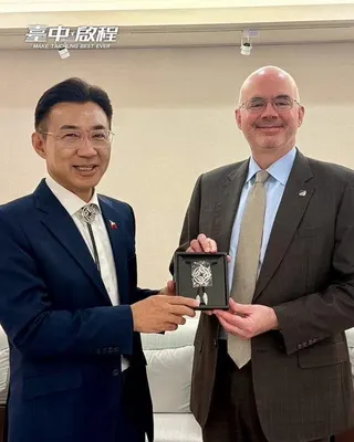 立法院副院長江啟臣（左）則致贈谷立言融合美國文化與台中工藝的波洛領帶（Bolo ...