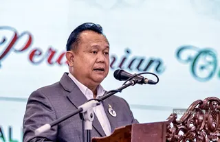 Works Minister Datuk Seri Alexander Nanta Linggi says RM25.2 million has been allocated for the installation of solar-powered LED lights at 32 high risk highway stretches. NSTP/HAIDATUL ELYANI HERMAN