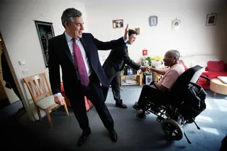 2010年，英国前首相戈登·布朗与伯纳姆在伦敦的一处福利设施，