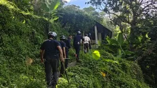 警员上山搜寻嫌犯，成功在住家后方逮捕嫌犯。