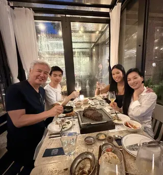 張庭（右起）迎56歲生日，女兒、兒子和老公林瑞陽陪伴共度。圖／張庭提供