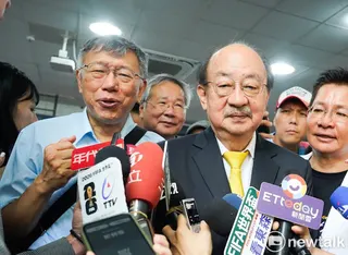 台灣民眾黨創黨主席柯文哲、民進黨前總召柯建銘出席「壯世代理想國」新書發表會後受訪。   圖：張良一 / 攝