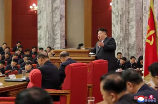 朝中社6月23日发布的照片显示，朝鲜领导人金正恩在平壤举行的劳动党中央委员会第九届第二次全体会议扩大会议上发言。 （路透社）