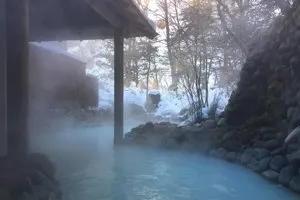 日本5歲男童泡湯離奇失蹤 疑翻窗墜河警消持續搜救