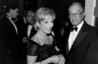 1998年，格林斯潘与他的妻子、记者安德莉亚·米切尔在华盛顿的英国大使馆。