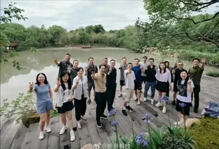 ▲馬雲帶隊插秧玩團建！（圖／截自新浪科技）