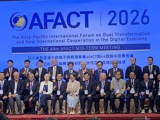 蕭美琴副總統23日出席「亞太貿易便捷化及電子商務理事會（AFACT）」與貴賓們合影。（郭良傑攝）