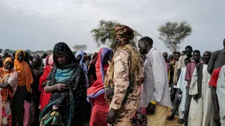 Archivo: refugiados sudaneses, que han huido de la violencia en su país, hacen fila para recibir raciones de alimentos del Programa Mundial de Alimentos (PMA) en Adre, Chad, el 20 de julio de 2023.