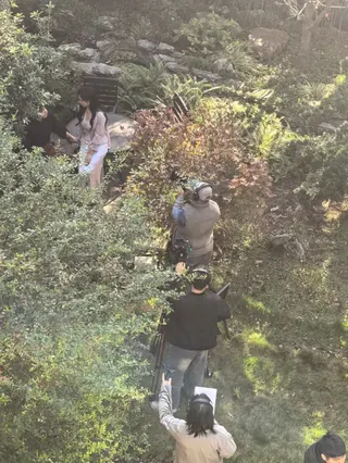 一片樹林裡，幾個人扛著攝像機，一個人帶著監聽耳機，他們在拍戲。