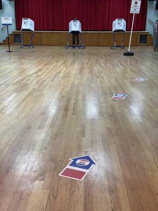 設於法拉盛台灣會館的投票站23日投票秩序平穩，截至下午投票人數約30多人。（記者...