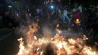 Des manifestants protestent à Cali contre la victoire à la présidentielle du candidat d'extrême droite Abelardo de la Espriella, le 21 juin 2026.