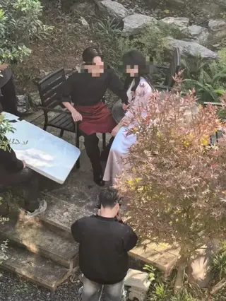 三個人在假山裡攝影。