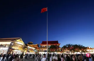 6月10日，中国内蒙古自治区呼和浩特市的大召广场上，一面中国国旗迎风飘扬。 （路透社）