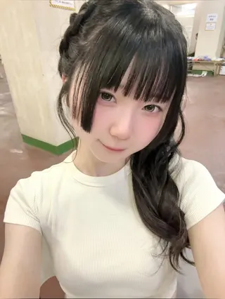 日本偶像女團みみっchu成員川井める在電車上慘遭鹹豬手。（圖／翻攝自X平台 @meru___chu）