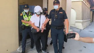 肇事的謝姓公車駕駛相驗後由警方帶離殯儀館。(記者黃子騰／攝影)