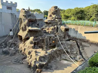 日本千葉縣市川市動植物園表示，園內的日本獼猴猴舍「猴山」，近期遭到遊客拿雷射筆光線照射。（圖取自x.com/ichikawa_zoo）