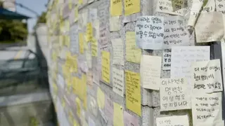 一張張貼在首爾某地鐵站外的字條寫道：「還要有多少女性喪命，這個國家才會改變？」