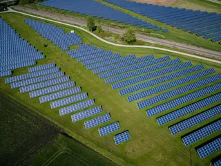 位於德國奧芬根的太陽能發電廠。（圖取自Unsplash圖庫）