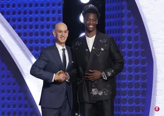 19岁的大一新生迪班萨（右）成为杨百翰大学历来首名NBA状元。图为他与NBA总裁萧华合影。 （路透社）