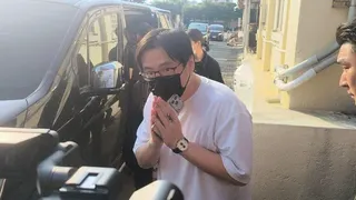 新北市議員參選人周韋翰在檢警相驗後雙手合十感謝外界關心。(記者黃子騰／攝影)