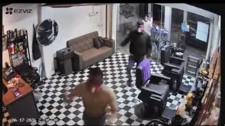 疑不堪长期遭欺凌  三男持刀闯新山理发店砍人