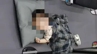 广东一岁半男童疑遭生父女友踢死 生母拒认生父出具的谅解书