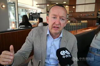 比利時列日大學教授恩斯特（Damien Ernst）表示，歐盟若不能解決能源危機，所有與AI相關的大型投資可能都不會在歐洲落地，會流向美國、中國，甚至非洲，這關乎歐盟的生存。中央社記者吳柏緯布魯塞爾攝　115年6月24日