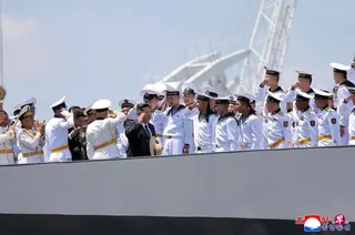 6月23日，金正恩登上新型多用途驱逐舰“崔贤”号，水兵向金正恩举手敬礼。 （路透社）